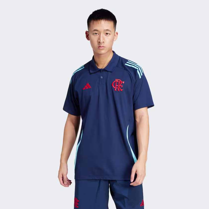 Camisa_Polo_Algodao_CR_Flamengo_Tiro_24_Azul_JI9825_21_model Conjunto de Viagem Flamengo Polo + Calça – 2024/25 - Imagem 1