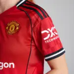 Camisa Manchester United I - 2025/26 Feminina - Imagem 2