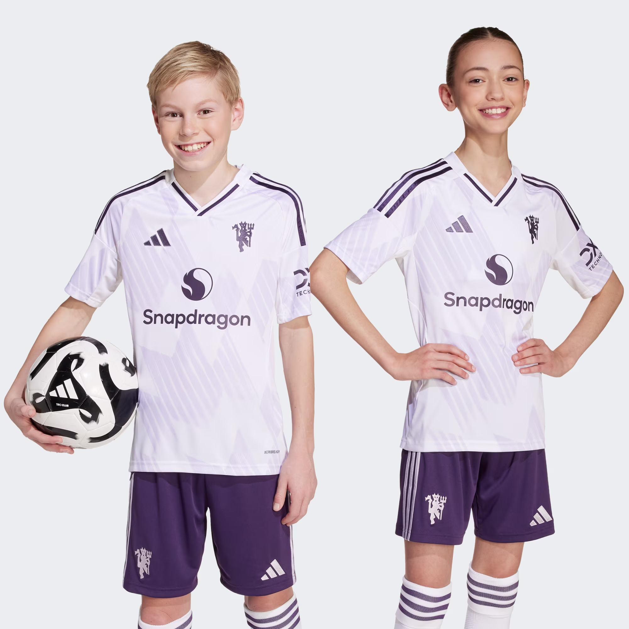 Manchester_United_25-26_Away_Jersey_Kids_White_JP3030_20_01_model Kit Infantil Manchester United II - 2025/26 - Imagem 1