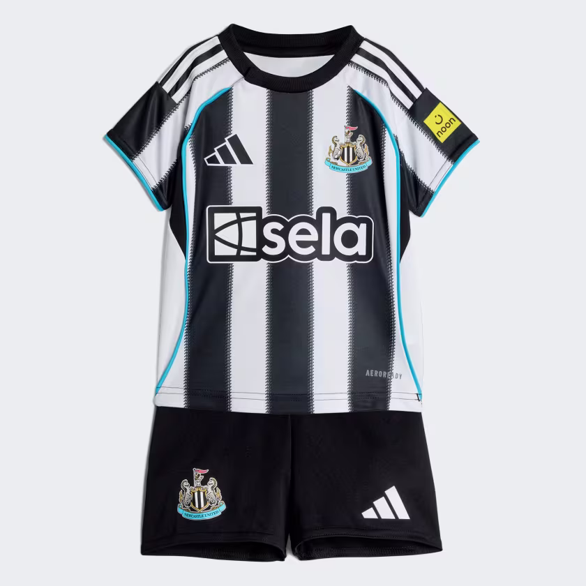 Newcastle_United_FC_25-26_Home_Baby_Kit_Kids_Black_JJ2250_01_laydown Kit Infantil Newcastle United I - 2025/26 - Imagem 1
