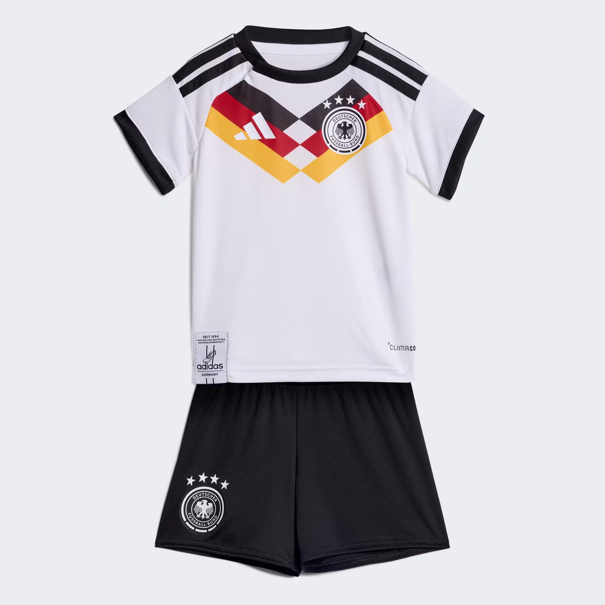 Deutschland_26_Baby_Heimausrustung_Weiss_JZ4558_01_laydown Kit Infantil Alemanha I – 2026 - Imagem 1